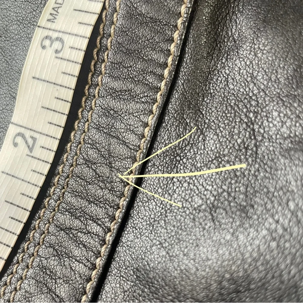 COACH Soho Hobo black leather bag chrome hardware zipper white topstitch detail - Picture 15 of 16